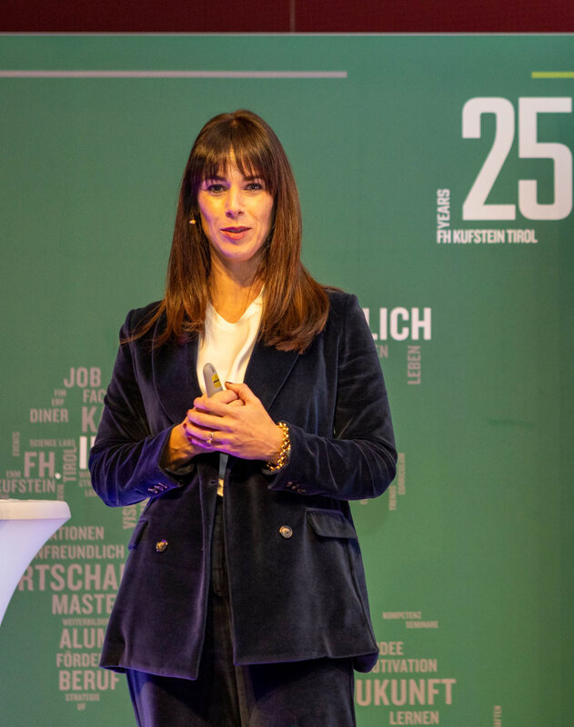 Esther Ausserhofer, Verwaltungsrätin bei Dr. Schär als Speakerin beim 9. Family Business Day an der FH Kufstein Tirol