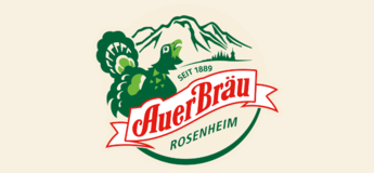 Roter Auerbräu Schriftzug mit einer Abbildung einer Bergkette und einem Auerhahn in grün.