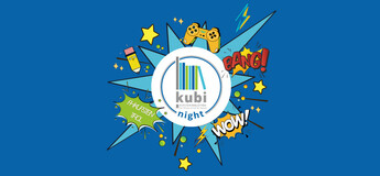 kubi Schriftzug vor blauem Hintergrund und Comic Spielsachen