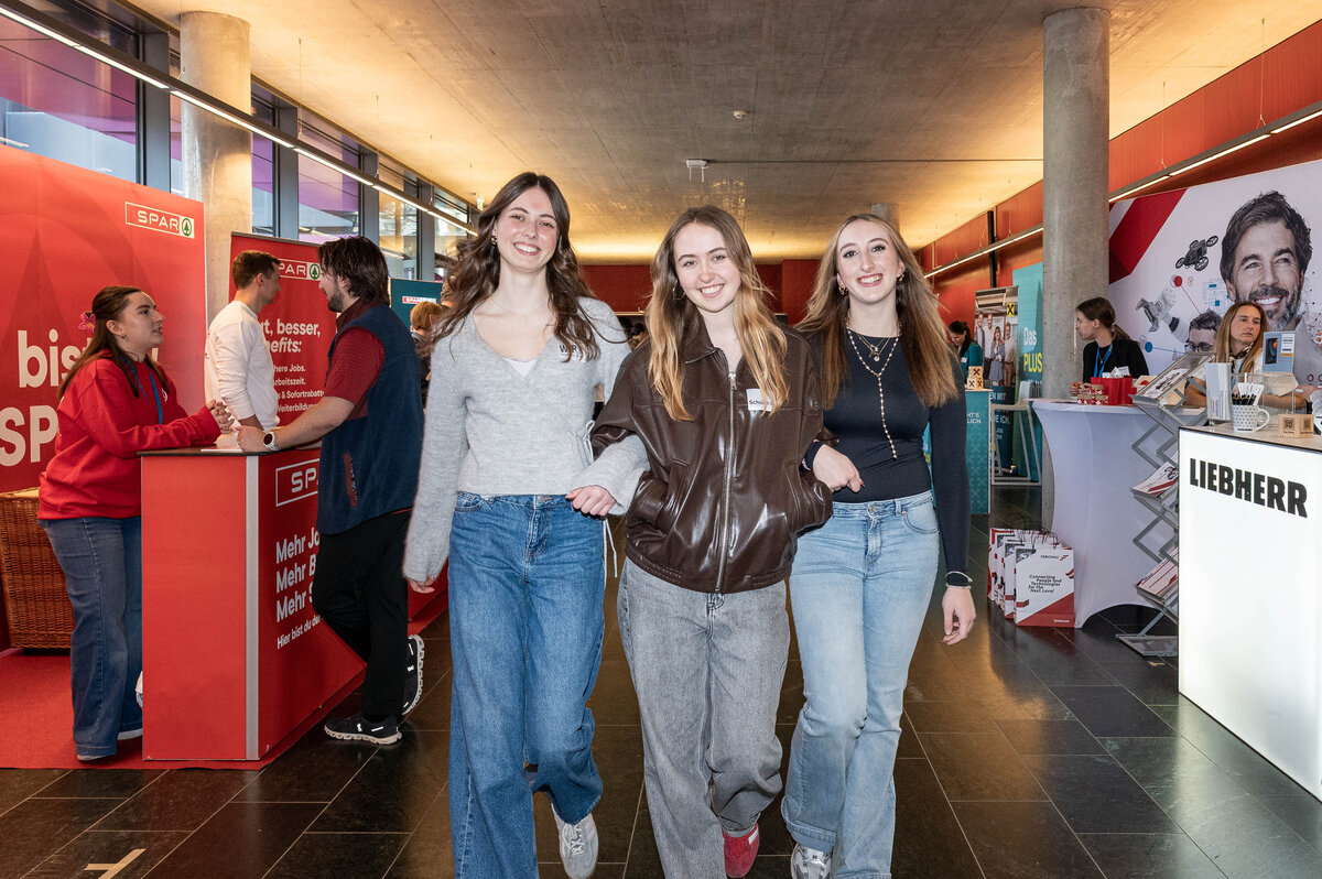Großes Foyer der Kufsteiner Hochschule mit Besucher:innen und Unternehmensständen bei der Karrieremesse Meet & Match 2026