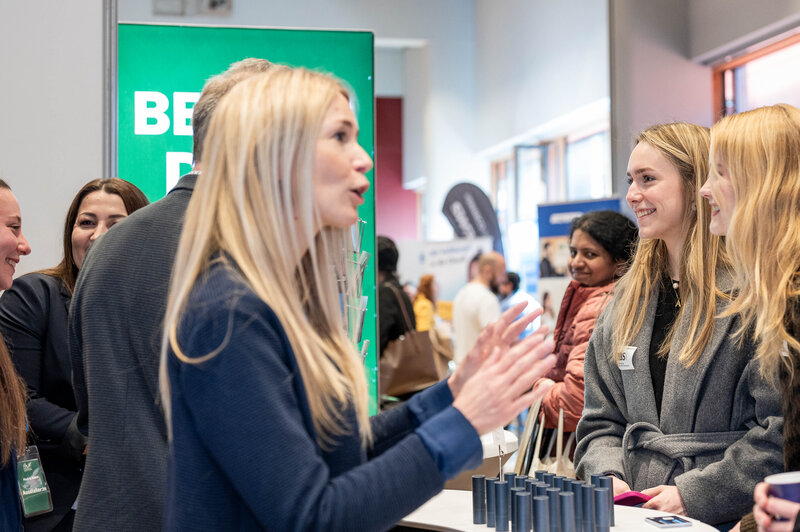 Persönliches Beratungsgespräch zwischen Besucher:in und Unternehmen auf der Meet & Match Karrieremesse.