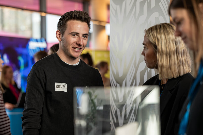 Ein Besucher führt Gespräche mit Unternehmen auf der Karrieremesse Meet & Match an der Kufsteiner Hochschule.