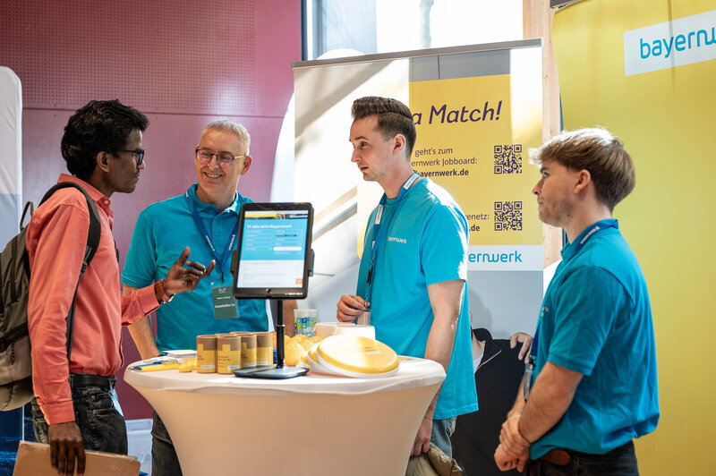 Messestand von Bayernwerk mit Informationsgespräch auf der Meet & Match an der Hochschule Kufstein.