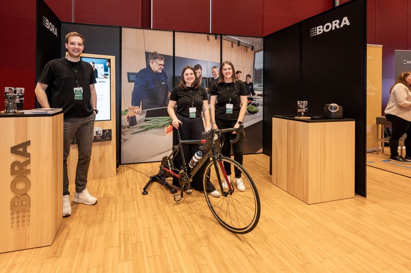 Unternehmensstand von BORA mit Gesprächen zu Karrierechancen auf der Meet & Match Messe.