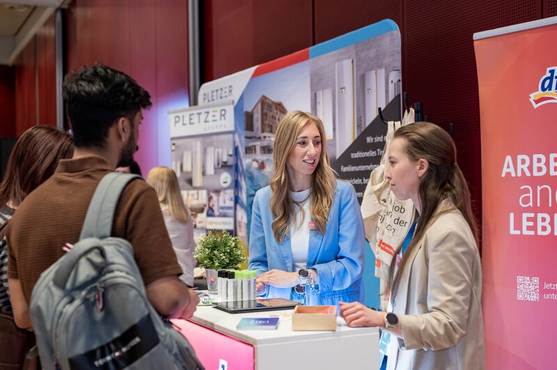 Unternehmensstand von dm mit Vorstellungsgespräch auf der Karrieremesse Meet & Match an der Hochschule Kufstein.