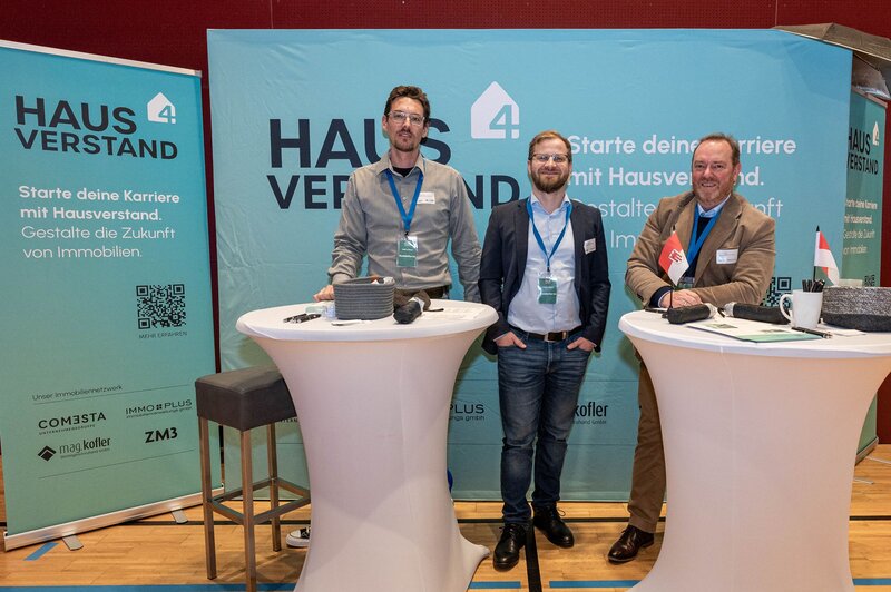 Unternehmensstand von Hausverstand um Mag.-Kofler-Geschäftsführer Daniel Kühne auf der Meet & Match Karrieremesse.