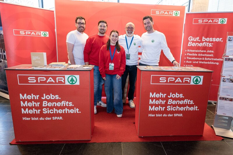 SPAR präsentiert Karrieremöglichkeiten am Messestand bei der Meet & Match an der Kufsteiner Hochschule.