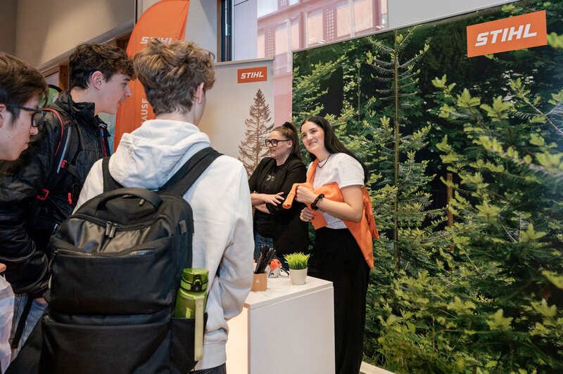 Besucher:innen informieren sich am STIHL Messestand auf der Karrieremesse Meet & Match.