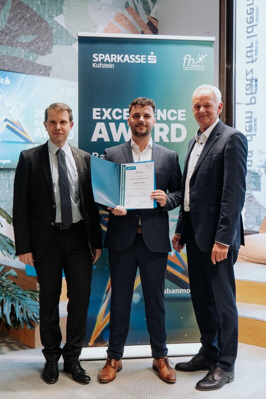 •	Prof. (FH) DDr. Mario Situm, MBA, Albin Gashi und Sparkasse Kufstein Vorstandsdirektor Klaus Felderer bei der Verleihung des Excellence Award Banking & ESG 2025.