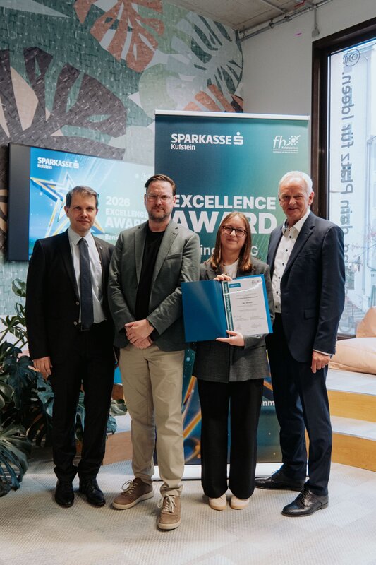 Prof. (FH) DDr. Mario Situm, Prof. Dr. Bert Neumeister, MA, Emily-Sophie Schrodt und Sparkasse Kufstein Vorstandsdirektor Klaus Felderer bei der Verleihung des Excellence Award Banking & ESG 2025.