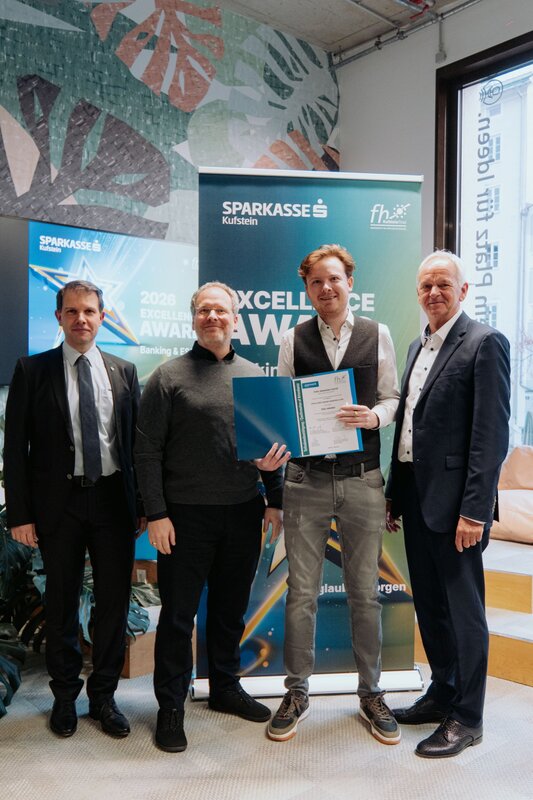 Prof. (FH) DDr. Mario Situm, MBA, Asc. Prof. (FH) Dipl.-Ing. Christian Huber, Felix Sebastian David und Sparkasse Kufstein Vorstandsdirektor Klaus Felderer bei der Verleihung des Excellence Award Banking & ESG 2025.