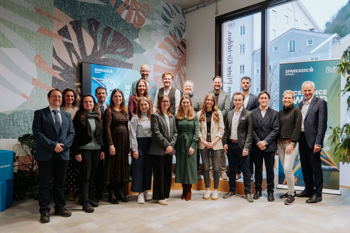Preisträger:innen des Excellence Award Banking & ESG 2025 bei einem gemeinsamen Gruppenfoto 