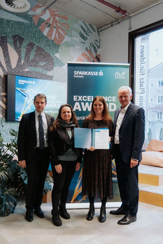 Prof. (FH) DDr. Mario Situm, Prof. (FH) Dr. Alexandra Brunner-Sperdin, Linda Obkircher und Sparkasse Kufstein Vorstandsdirektor Klaus Felderer bei der Verleihung des Excellence Award Banking & ESG 2025.