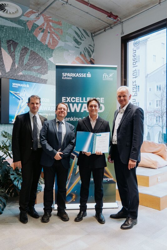 Prof. (FH) DDr. Mario Situm, MBA, Prof. (FH) PD Dr. Christoph Hauser, Kilian Jean Wintersteller und Sparkasse Kufstein Vorstandsdirektor Klaus Felderer bei der Auszeichnung für Winterstellers Arbeit zu Value-at-Risk-Modellen 