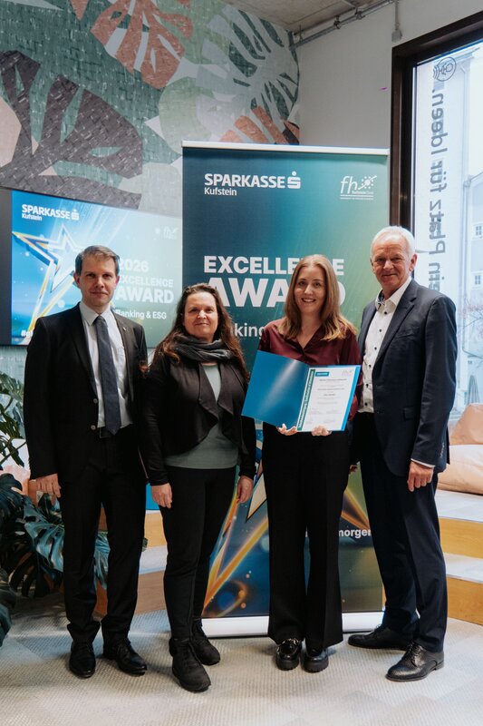 Prof. (FH) DDr. Mario Situm, Prof. (FH) Dr. Alexandra Brunner-Sperdin, Natalie Philomena Höllwarth und Sparkasse Kufstein Vorstandsdirektor Klaus Felderer bei der Verleihung des Excellence Award Banking & ESG 2025.