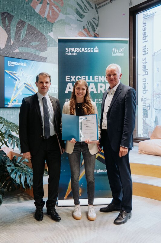 Prof. (FH) DDr. Mario Situm, MBA, Nikola Botschek und Sparkasse Kufstein Vorstandsdirektor Klaus Felderer bei der Verleihung des Excellence Award Banking & ESG 2025.