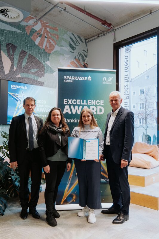 Prof. (FH) DDr. Mario Situm, MBA, Prof. (FH) Dr. Alexandra Brunner-Sperdin, Pia Rieder und Sparkasse Kufstein Vorstandsdirektor Klaus Felderer bei der Verleihung des Excellence Award Banking & ESG 2025.