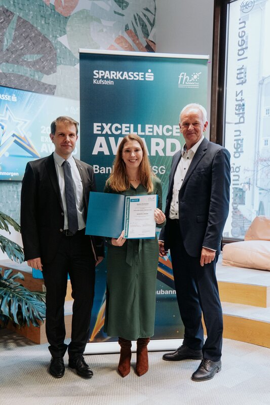 Prof. (FH) DDr. Mario Situm, MBA, Sandra Pirchmoser und Sparkasse Kufstein Vorstandsdirektor Klaus Felderer bei der Verleihung des Excellence Award Banking & ESG 2025.