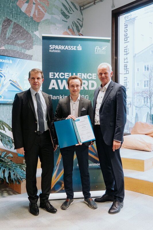 Prof. (FH) DDr. Mario Situm, Tim Maurer und Sparkasse Kufstein Vorstandsdirektor Klaus Felderer bei der Verleihung des Excellence Award Banking & ESG 2025.