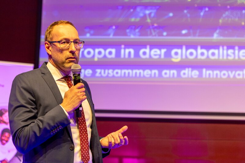 Prof. PD Dr. Mario Döller bei der Eröffnungsrede des Management Forum Kufstein.