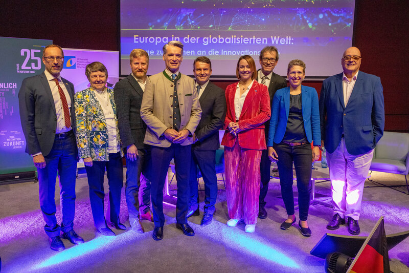 Teilnehmer:innen und Vortragende beim gemeinsamen Gruppenfoto des Management Forum Kufstein.