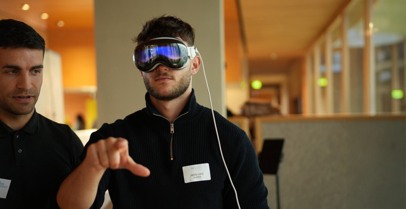 Person trägt eine VR-Brille