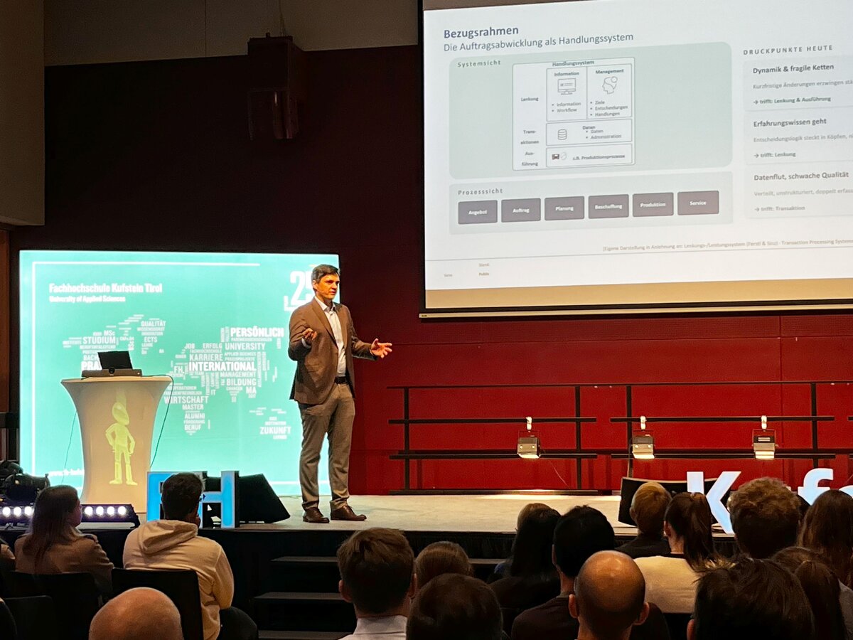 Julian Maier vom Fraunhofer IPA hält beim 24. PQM-Dialog 2026 an der FH Kufstein Tirol einen Vortrag über KI-Agenten und die Entwicklung von generativer zu agentischer Künstlicher Intelligenz.