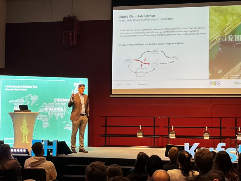 Julian Maier vom Fraunhofer IPA spricht beim 24. PQM-Dialog 2026 an der FH Kufstein Tirol über die Entwicklung von generativer zu agentischer Künstlicher Intelligenz.