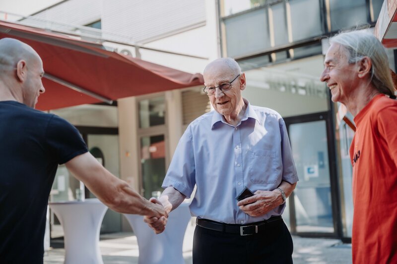 Prof. KommR Walter J. Mayr, MBA, vor dem Eingang der FH Kufstein Tirol beim HomeComing 2026.