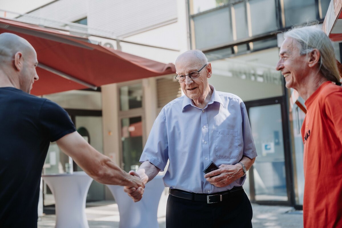 Prof. KommR Walter J. Mayr, MBA, vor dem Eingang der FH Kufstein Tirol beim HomeComing 2026.