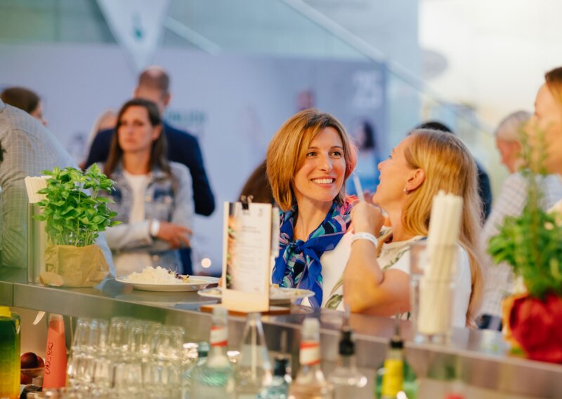 Zu sehen ist die Bar innerhalb der FH Kufstein Tirol des HomeComing Events 2024.