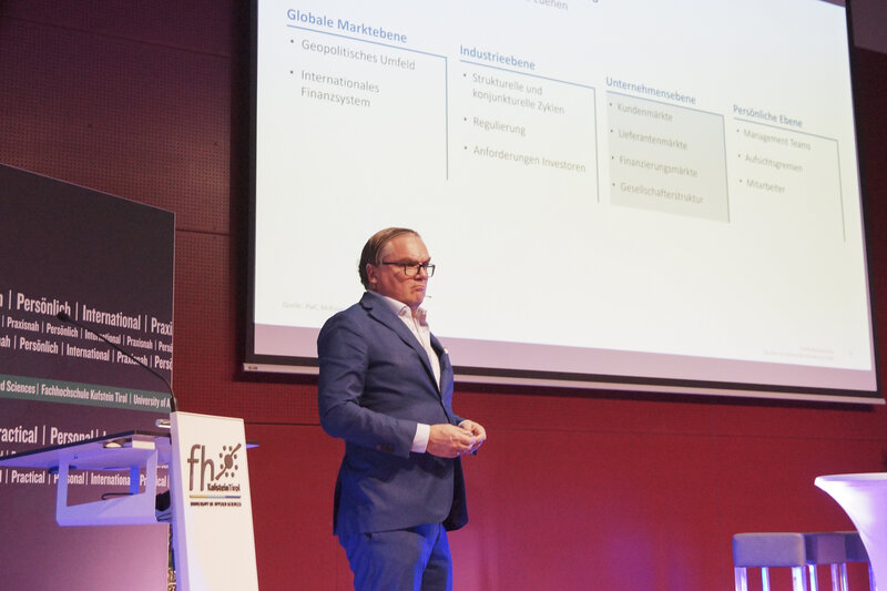 Thomas Atzwanger als Vortragender auf der Bühne beim 7. Family Business Day an der FH Kufstein Tirol 