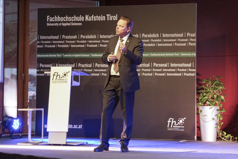 Karl Christian Handl bei seinem Vortrag im Rahmen des 7. Family Business Days an der FH Kufstein Tirol