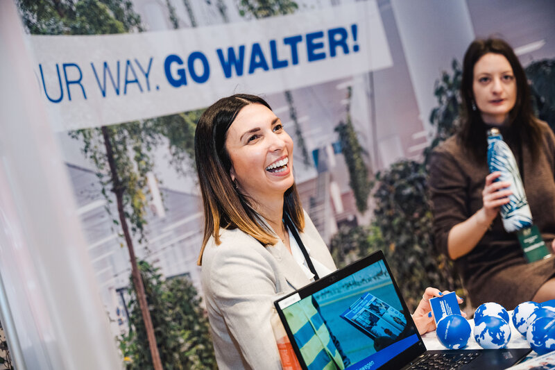 Zwei Personen bei der Meet & Match mit einem Walter-Group-Banner im Hintergrund | © FH Kufstein Tirol