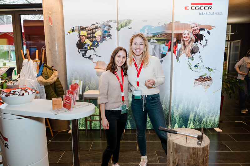 Mitarbeiterinnen von EGGER am Unternehmensstand auf der Meet & Match.  | © FH Kufstein Tirol