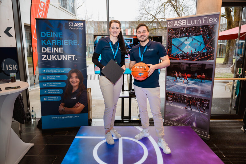 Mitarbeiter:innen von ASB GlassFloor am Unternehmensstand auf der Meet & Match.  | © FH Kufstein Tirol