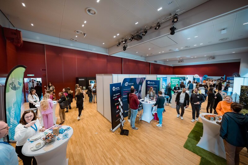 Die Stände der Meet & Match im Festsaal von oben fotografiert.  | © FH Kufstein Tirol