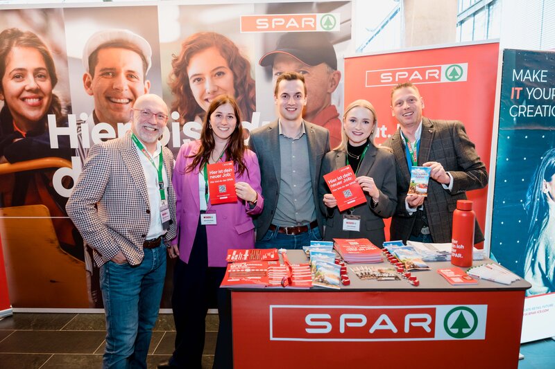 Die Spar-Mitarbeiter:innen am Unternehmensstand auf der Meet & Match. | © FH Kufstein Tirol