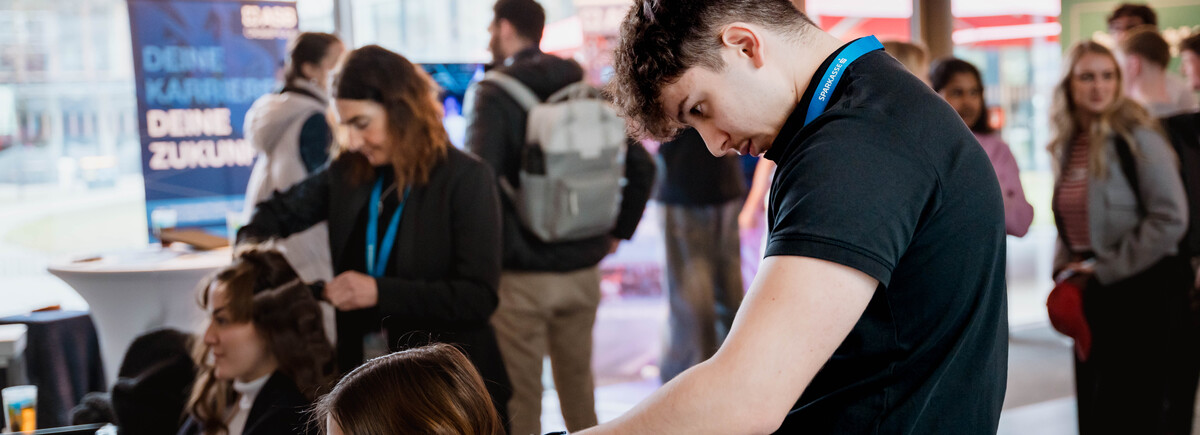 Meet & Match - Bewerber:innenstyling | © FH Kufstein Tirol Ein Friseur stylt eine Besucherin der Meet & Match. | © FH Kufstein Tirol