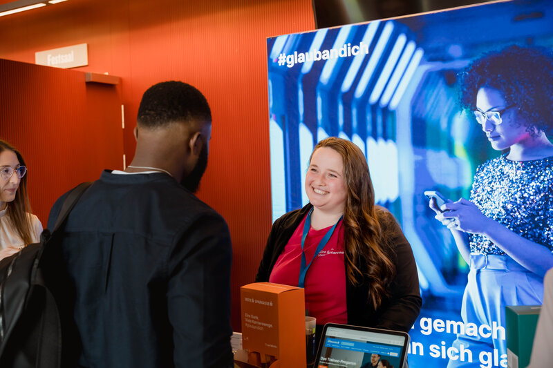 Eine Mitarbeiterin der Sparkasse im Gespräch mit einem Interessenten der Karrieremesse Meet & Match 2025 | © FH Kufstein Tirol