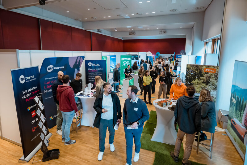 Besucher:innen auf der Karrieremesse Meet & Match gehen durch die Messeräume | © FH Kufstein Tirol