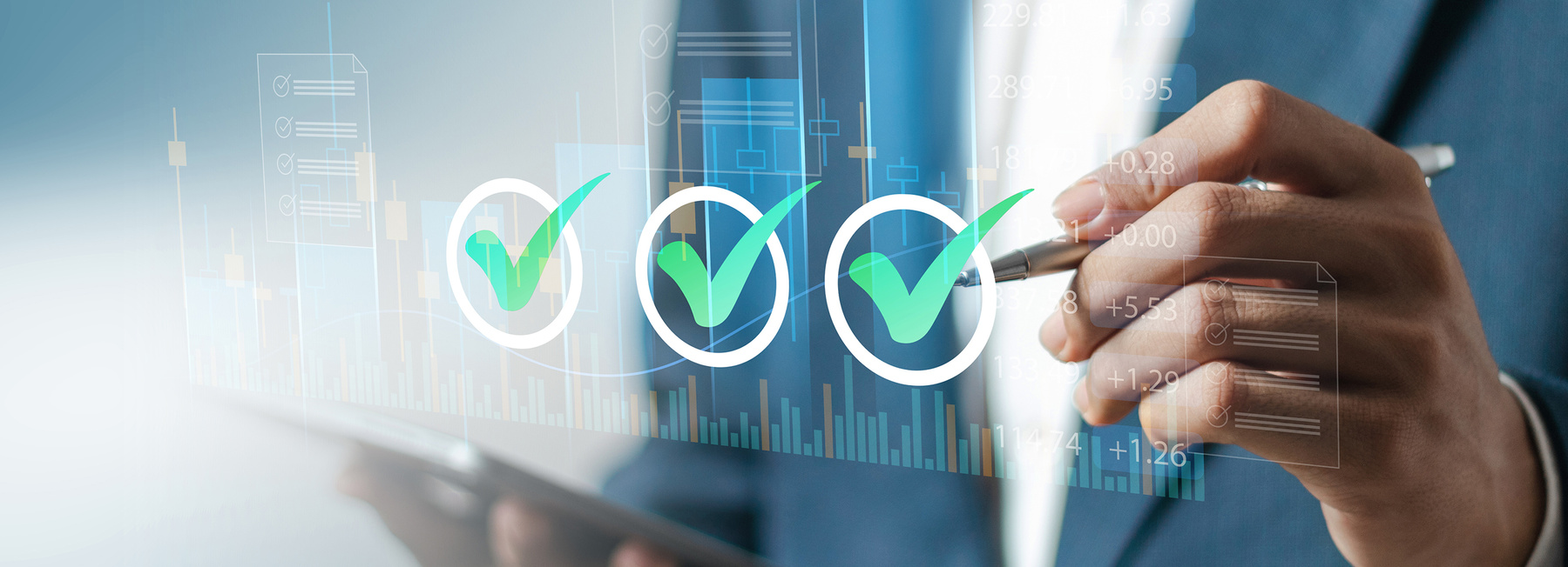 Header_PQMDialog_AdobeStock | © AdobeStock.Pakin Person arbeitet an einem Augmented Reality Screen. | © AdobeStock.Pakin