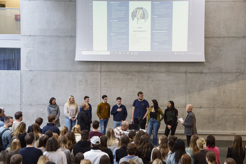 Ein Vortrag wurde vor Publikum mit mehreren Personen und einer großen Präsentationsleinwand im Hintergrund gehalten. | © FH Kufstein Tirol