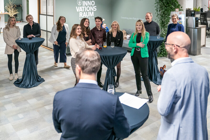 Preisträgerinnen des 3. Banking Awards mit Mitgliedern der Jury.  | © Sparkasse Kufstein.Marco Pircher