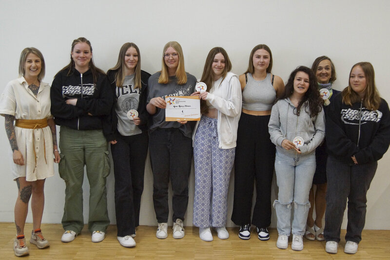 Acht Personen, die bei der Youth Entrepreneurship Week den 1. Platz belegt haben, und ihr Coach machen ein Gruppenfoto. | © FH Kufstein Tirol