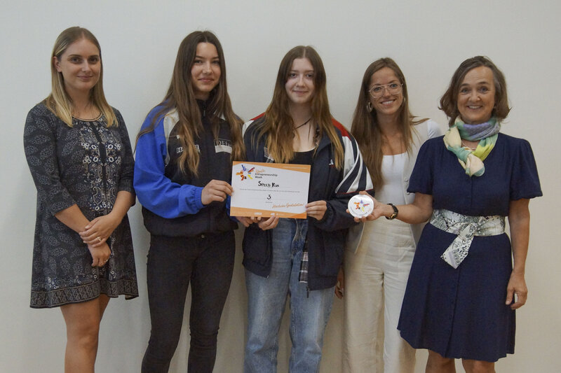 Vier Personen, die bei der Youth Entrepreneurship Week den 3. Platz belegt haben, und ihr Coach machen ein Gruppenfoto. | © FH Kufstein Tirol