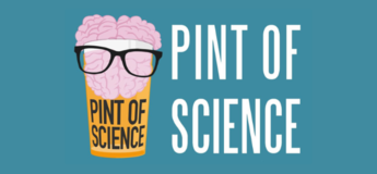 Popcorntüte gefüllt mit einem rosa Gehirn und einer Brille mit schwarzem Schriftzug | © Pint of Science Austria