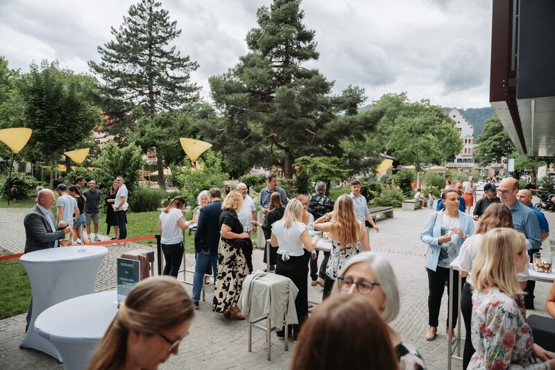 event-homecoming-aussenbereich-besucherinnen-2025 | © FH Kufstein Tirol Ein Blick über den Außenbereich des HomeComings 2025. Zu sehen sind zahlreiche Gäste sowie der Gastro-Bereich. | © FH Kufstein Tirol