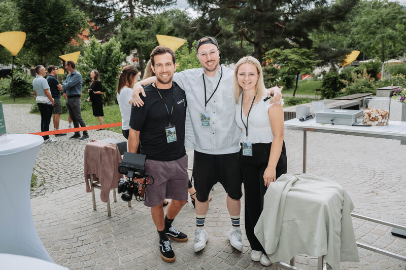 event-homecoming-aussenbereich-socialmediateam-2025 | © FH Kufstein Tirol Das Social-Media-Team der FH Kufstein Tirol im Einsatz beim HomeComing. | © FH Kufstein Tirol