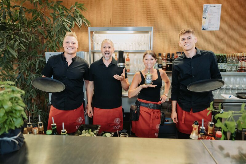 event-homecoming-barkeeper-aula-2025 | © FH Kufstein Tirol Die Bar in der Aula der FH Kufstein Tirol samt dem Bar-Team. | © FH Kufstein Tirol